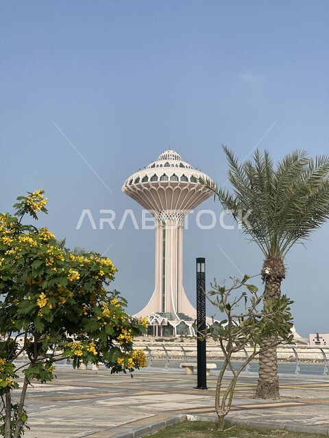الفن الهندسي المعماري لبرج المياه في مدينة الخبر، الأشجار والنباتات الخضراء على كورنيش الخبر، النمو والتطور العمراني في السعودية، معالم الخبر المشهورة، أماكن سياحية مشهورة
