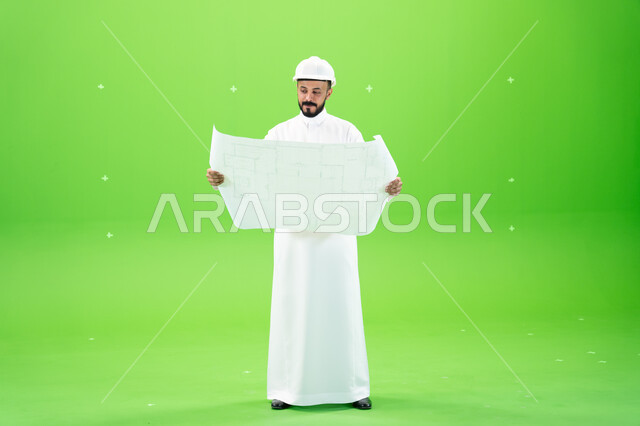 مهن ووظائف سعودية, الانشاءات والمخططات المعمارية, دعم وتنمية القطاع الهندسي, مشاريع هندسية تنموية, بورتريه لمهندس عربي خليجي سعودي يرتدي الثوب التقليدي وقبعة الحماية يقف في موقع العمل, صورة الجسم بالطول الكامل, خلفية خضراء, كروما