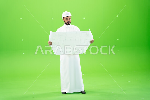 وظائف ومهن سعودية, الانشاءات والمخططات المعمارية, دعم وتنمية القطاع الهندسي, مشاريع هندسية تنموية, بورتريه لمهندس عربي خليجي سعودي يرتدي الثوب التقليدي وقبعة الحماية يقف في موقع العمل, صورة الجسم بالطول الكامل, خلفية خضراء, كروما