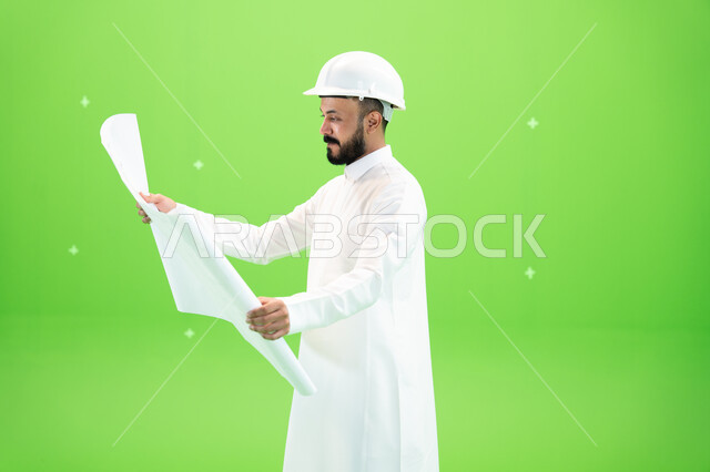الانشاءات والمخططات المعمارية, دعم وتنمية القطاع الهندسي, مشاريع هندسية تنموية, وظائف ومهن سعودية, بورتريه لمهندس عربي خليجي سعودي يرتدي الثوب التقليدي وقبعة الحماية يقف في موقع العمل, خلفية خضراء, كروما