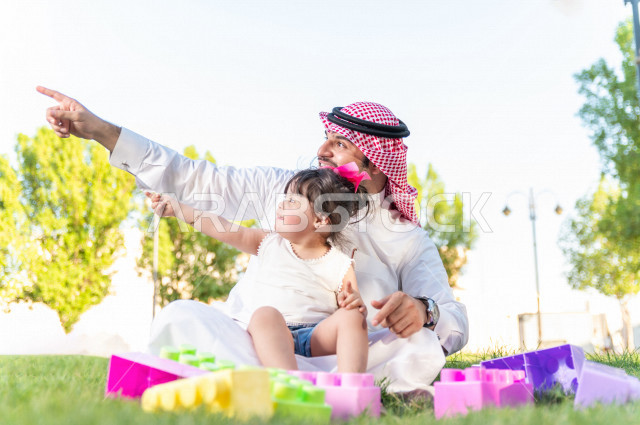 فتاه جميلة مصابة بملازمة داون تقضي وقتها في نزهه مع والدها بالمنتزه ، اب سعودي خليجي يلعب مع ابنته في الهواء الطلق ، أصحاب الهمم ، ذوي الاحتياجات الخاصة