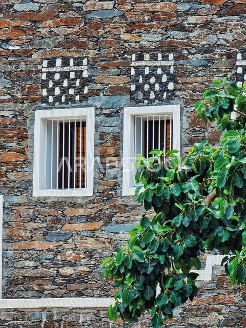 الفن الهندسي المعماري على الطراز العربي القديم، الأشجار والنباتات الطبيعية الخضراء، البيوت التاريخية القديمة في قرية رجال ألمع، المعالم الأثرية التراثية في مدينة عسير، النوافذ في المباني الحجرية الأثرية، أماكن سياحية مشهورة في المملكة العربية السعودية