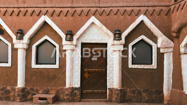التصميم المعماري العربي القديم للأبواب الخشبية الأثرية القديمة، الفن الهندسي المعماري للمباني الطينية القديمة في قرية أشيقر في محافظة الشقراء، البيوت التاريخية في مدينة الرياض، أماكن سياحية تراثية مشهورة في السعودية
