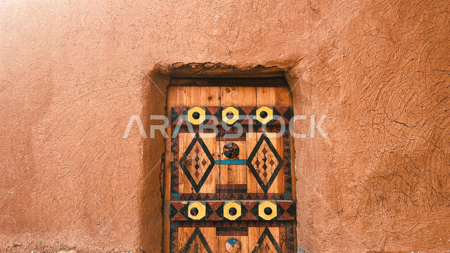 الفن الهندسي المعماري للمباني الطينية القديمة في قرية أشيقر في محافظة الشقراء، باب خشبي بتصميم معماري عربي قديم، البيوت الأثرية التاريخية في مدينة الرياض، أماكن سياحية تراثية مشهورة في السعودية