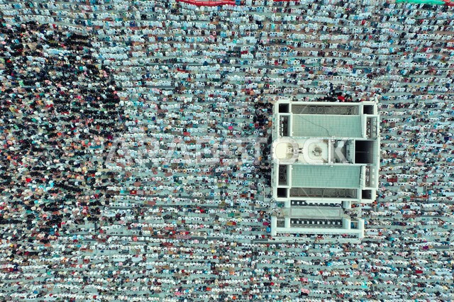صورة علوية عامودية للمصلين في المجمع الخارجي للمسجد النبوي في المدينة المنورة في المملكة العربية السعودية، العبادة والتقرب الى الله، الحرم النبوي الشريف، معالم أماكن إسلامية دينية مقدسة