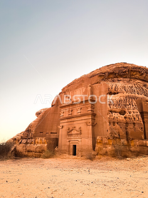 التشكيلات والتكوينات الصخرية الطبيعية في محافظة العلا، القمم والمرتفعات الجبلية في المناطق الصحراوية في وضح النهار، المعالم التاريخية الأثرية القديمة، الأماكن التراثية السياحية في المملكة العربية السعودية