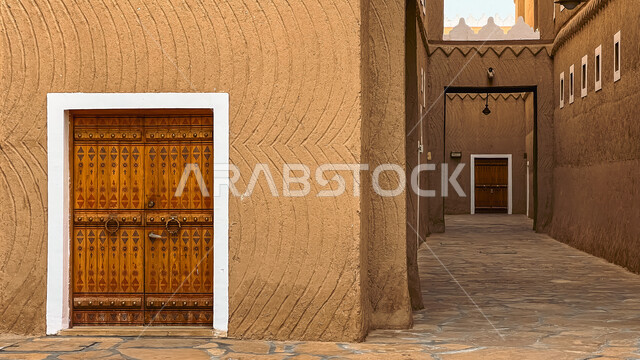 الفن الهندسي المعماري للبيوت التاريخية في مدينة الرياض، التصميم المعماري العربي القديم للأبواب الخشبية الأثرية القديمة، المباني الطينية القديمة في قرية أشيقر في محافظة الشقراء، أماكن سياحية تراثية مشهورة في السعودية