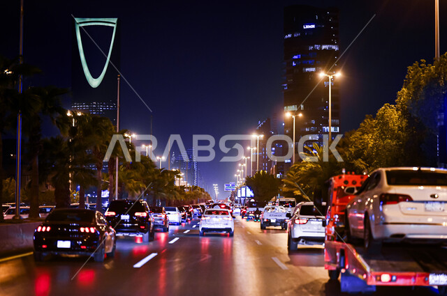 الحركة المرورية للسيارات في طرق وشوارع الرياض، الفن الهندسي المعماري لبرج المملكة المضيء ليلا، النمو والتطور العمراني في السعودية، معالم مدينة الرياض المشهورة