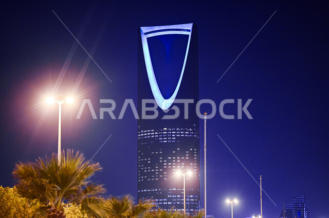 النمو والتطور العمراني في السعودية، الفن الهندسي المعماري لبرج المملكة المضيء، الأشجار والنباتات الخضراء، أعمدة الإنارة المضيئة ليلا في مدينة الرياض، معالم مدينة الرياض المشهورة