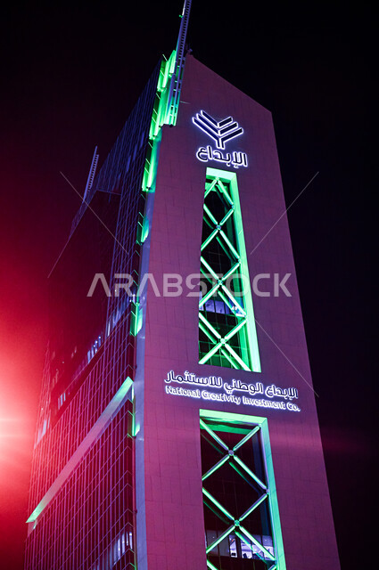 صورة مقربة لبرج الإبداع الوطني للإستثمار المضيء ليلا، الفن الهندسي المعماري للأبراج وناطحات السحاب في مدينة الرياض، النمو والتطور العمراني للمباني الإستثمارية في السعودية، معالم مدينة الرياض المشهورة