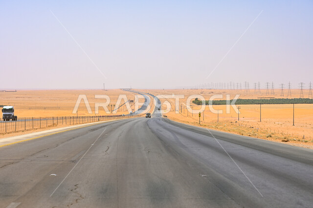 الطريق السريع الواصل بين الرياض والقصيم، الحركة المرورية للسيارات في طريق صحراوي في المملكة، طرق وشوارع اسفلتية في المناطق الصحراوية الطبيعة في السعودية