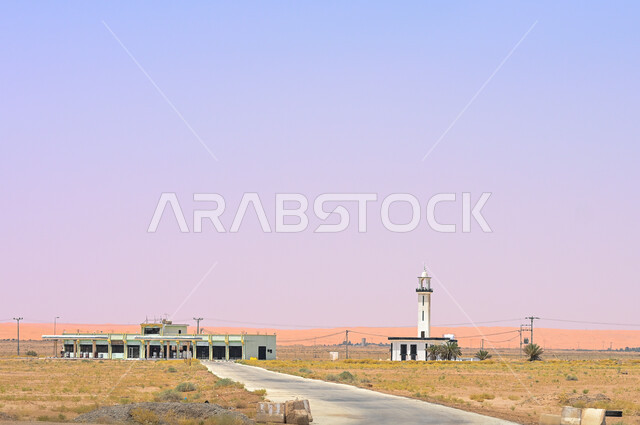مأذنة مسجد ومبنى لبنزينة على الطريق الصحراوي السريع الواصل بين الرياض والقصيم، طرق وشوارع اسفلتية في المناطق الصحراوية الطبيعة في السعودية