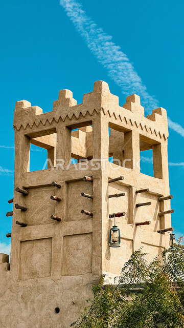 الفن الهندسي المعماري القديم لبرج الرياح العربي برجيل في مدينة دبي، المباني القديمة على الطراز العربي، برج رياح كلاسيكي للتبريد في الإمارات، معالم تراثية مشهورة في دبي