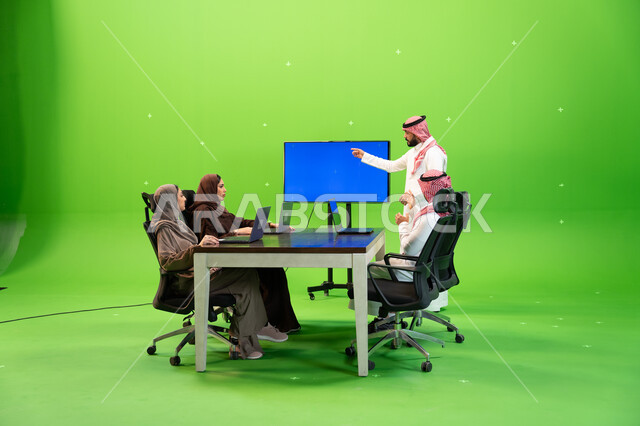 ورشات عمل وتدريب للموظفين بواسطة شاشة زرقاء فارغة، متابعة ومناقشة إستراتيجيات وأهداف الشركة, بورتريه لفريق عمل عربي خليجي سعودي على طاولة الإجتماع داخل مقر الشركة، دراسة وتحليل المشاريع الجديدة باستخدام جهاز التابلت ، خلفية خضراء, كروما
