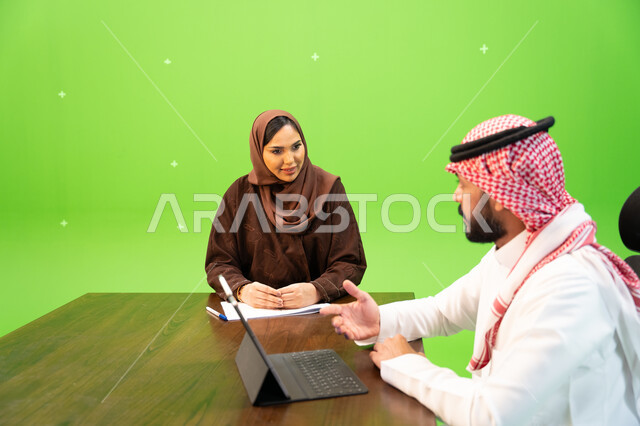 تدريب وتطوير الموظفين بإستخدام جهاز التابلت, فريق عمل عربي سعودي، متابعة ومناقشة أهداف الشركة، بورتريه مقرب لرجل أعمال عربي خليجي سعودي وسيدة أعمال عربية خليجية سعودية داخل مقر الشركة في إجتماع عمل، مهن ووظائف سعودية، خلفية خضراء, كروما