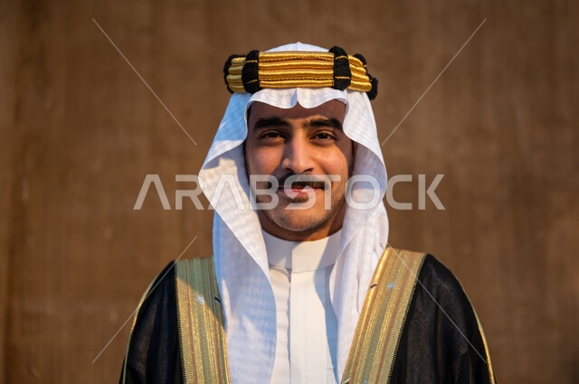ارتداء أزياء المناسبات والأعياد الوطنية, النظر والتأمل وإظهار مشاعر حب الوطن, صورة مقربة لرجل عربي خليجي سعودي يرتدي العقال والبشت والغترة ينظر إلى الكاميرا بإيماءات الثقة والاعتزاز, استذكار يوم تأسيس الدولة السعودية الأولى 1727م, يوم التأسيس 22 فبراير