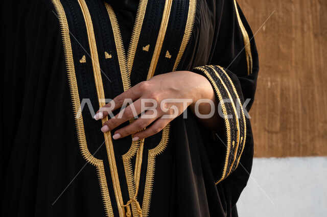 المناسبات والاعياد الوطنية، تأسيس المملكة العربية السعودية 1727 م ، مفهوم الاهتمام بالمظهر الخارجي، صورة مقربة لإمرأة سعودية ترتدي  أزياء أهل المنطقة الوسطى الشعبية التقليدية، ذكرى يوم التأسيس السعودي في 22 فبراير