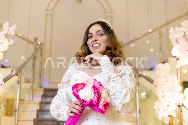 أجمل اطلالة لعروسة سعودية عربية خليجية في يوم زفافها ، ترتدي بدلة الزفاف البيضاء  ، ليلة العمر ، مناسبات و أفراح