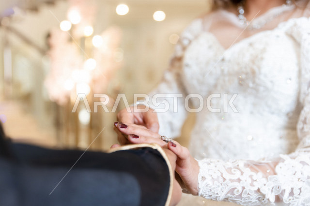 عريسان سعوديان في حفلة زفافهما ، العريس و العروسة يستبدلان خواتم الزفاف . ليلة العمر ، مراسم العرس السعودي ، مناسبات و أفراح