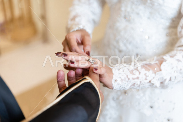 عريسان سعوديان في حفلة زفافهما ، العريس و العروسة يستبدلان خواتم الزفاف . ليلة العمر ، مراسم العرس السعودي ، مناسبات و أفراح