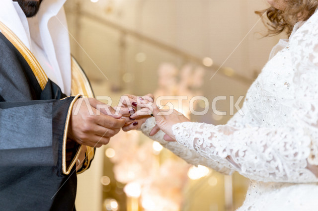 عريسان سعوديان في حفلة زفافهما ، العريس و العروسة يستبدلان خواتم الزفاف . ليلة العمر ، مراسم العرس السعودي ، مناسبات و أفراح