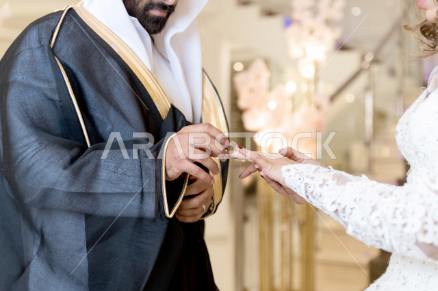 عريسان سعوديان في حفلة زفافهما ، العريس و العروسة يستبدلان خواتم الزفاف . ليلة العمر ، مراسم العرس السعودي ، مناسبات و أفراح