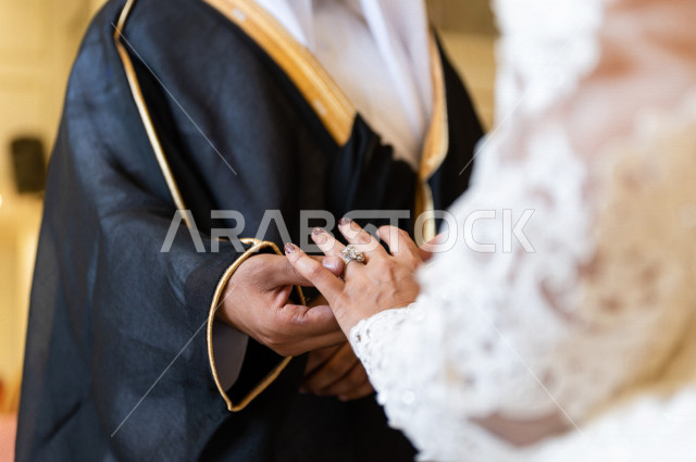 عريسان سعوديان في حفلة زفافهما ، العريس و العروسة يستبدلان خواتم الزفاف . ليلة العمر ، مراسم العرس السعودي ، مناسبات و أفراح