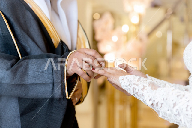 عريسان سعوديان في حفلة زفافهما ، العريس و العروسة يستبدلان خواتم الزفاف . ليلة العمر ، مراسم العرس السعودي ، مناسبات و أفراح