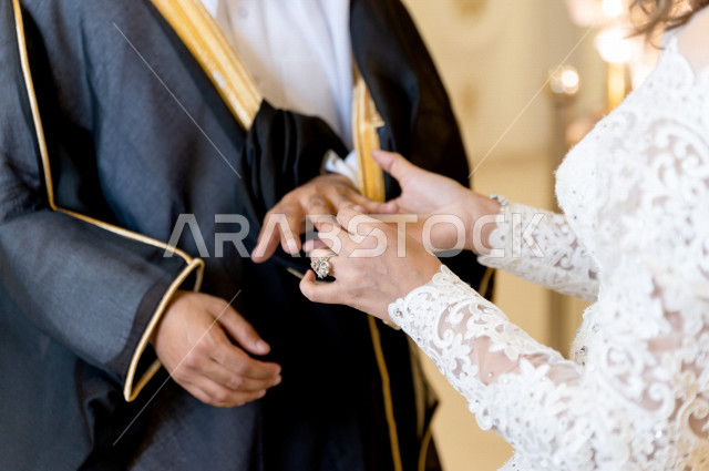 عريسان سعوديان في حفلة زفافهما ، العريس و العروسة يستبدلان خواتم الزفاف . ليلة العمر ، مراسم العرس السعودي ، مناسبات و أفراح