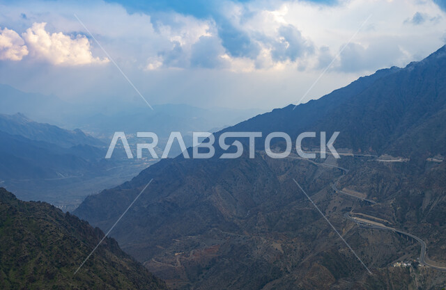 الطبيعة الجبلية و التكوينات الصخرية في السعودية, المرتفعات الجبلية في الباحة في المملكة العربية السعودية مع السحب المغطية للسماء, معالم سياحية مشهورة في المملكة, الطرق الجبلية في منطقة الباحة 