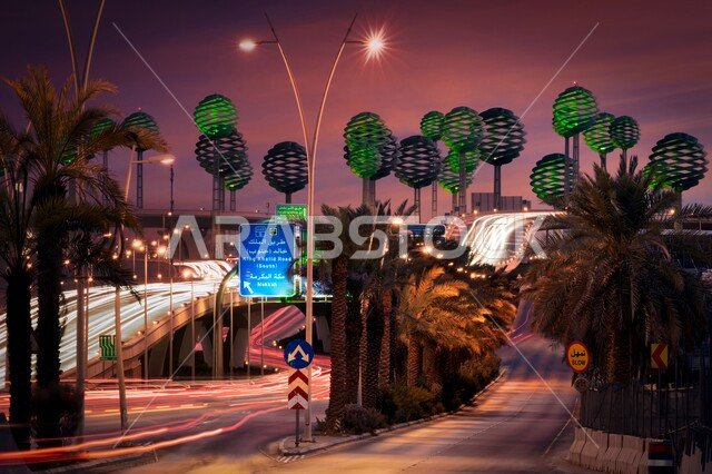 الفن الهندسي المعماري للمجسمات الفنية على شكل أشجاء خضراء, معالم الرياض المشهورة, دوار عرقه على تقاطع طريق الملك عبد لله مع الملك خالد, الشوارع والطرقات المضاءة في وقت الليل في المملكة, تنشيط حركة السياحة في السعودية