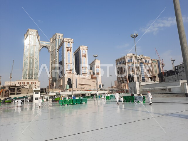 ساحة الحرم المكي الشريف, إطلالة على أبراج شركة جبل عمر للتطوير في مكة المكرمة في المملكة العربية السعودية، فنادق ومنتجعات كونراد (كونراد مكة) في قلب المدينة المقدسة، الأماكن السياحية الإسلامية للحجاج والمعتمرين