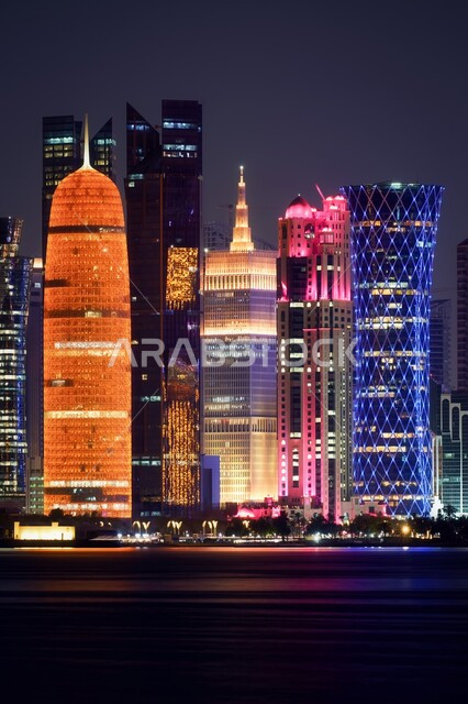 الاستمتاع بالأجواء الهادئة ليلا, تطور المباني والمعالم الهندسية العربية, ناطحات السحاب في الدوحة, الفن الهندسي المعماري للأبراج الدفنه المضاءة في وقت الليل, أماكن ومناطق سياحية مشهورة, أهمية دور السياحة في مدينة قطر