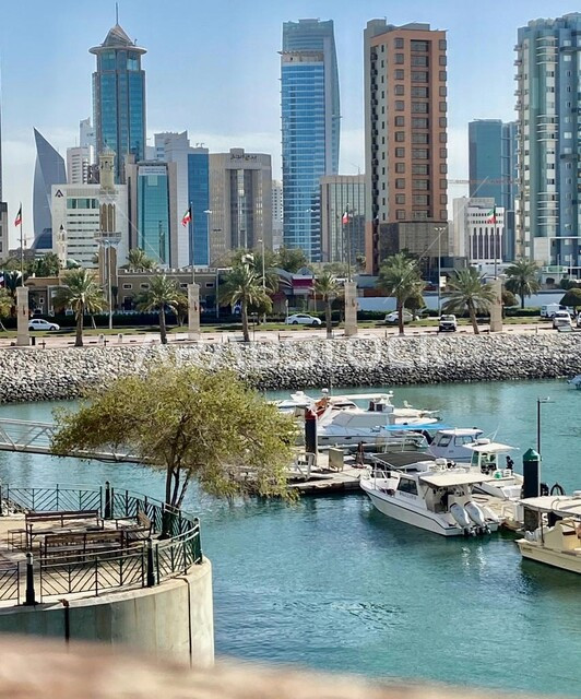 الأماكن والمعالم المشهورة في الكويت، الفن الهندسي المعماري لأبراج وناطحات السحاب في وضح النهار، الاشجار والنباتات الخضراء المحيطة بشاطئ البحر في حديقة الشهيد, تنشيط حركة االسياحة, النمو والتطور العمراني الحديث