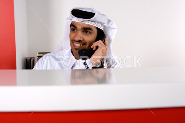  تقديم الخدمات المطلوبة والحرص على رضى العميل ,  توثيق الطلبات و تأكيد الحجوزات , موظف عربي إماراتي  خليجي يرتدي الغترة التقليدية و يعمل في خدمة العملاء , الرد على الاتصالات والاستفسارات, التواصل الفعال مع العملاء, بيئة العمل في شركات الإمارات .