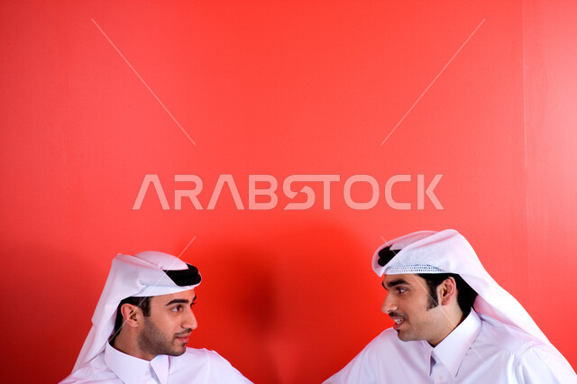 اتفاقيات وحوارات ونقاشات عمل جديدة ،  صورة مقربة لرجلا أعمال عربيان خليجيان إماراتيان يرتديان الغترة التقليدية ويجلسان في مقر الشركة ،  دراسة وتحليل المشاريع المطروحة حديثا ، التعاون بين الشركات للحصول على أفضل الصفقات ، مناقشة ومتابعة أهداف الشركة .