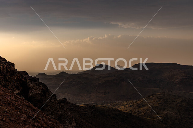 السلاسل الجبلية في منطقة عسير في وقت غروب الشمس، النباتات والمرتفعات الطبيعيه الخضراء في مدينة أبها، أماكن سياحية تاريخية مشهورة في المملكة العربية السعودية .