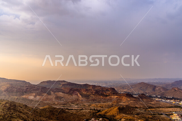 السلاسل الجبلية في منطقة عسير في وقت غروب الشمس، النباتات والمرتفعات الطبيعيه الصحراوية في مدينة أبها، أماكن سياحية تاريخية مشهورة في المملكة العربية السعودية .