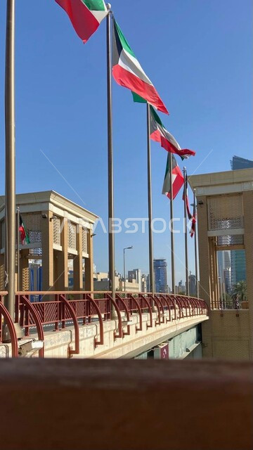 رفع علم الكويت عاليا, مجموعه من أعلام الدولة الكويتية المعلقه على إحدى الجسور، الاحتفال باليوم الوطني الكويتي، إحياء ذكرى  العيد الوطني في مدينة الكويت, مناسبات وأعياد وطنية . 