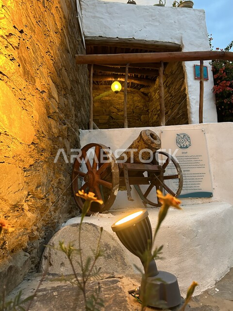 القلاع التاريخية القديمة في منطقة عسير, قلعة بو نقطة المطلة على ضفاف وادي طبب, الحصون والقصور المبنية من الحجارة الصخرية, المدفع الأثري التقليدي في القلعه, أبرز المعالم السياحية التراثية في المملكة العربية السعودية