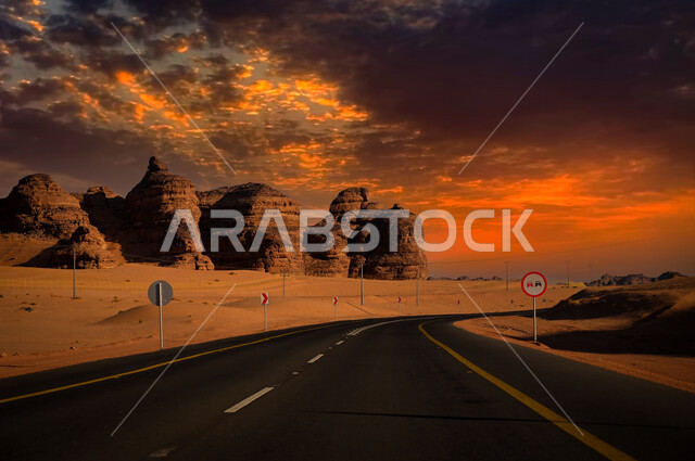  الحضارة العربية القديمة، صورة ظلية لخط سير سريع  أثناء شروق وغروب الشمس في مدينة العلا ، التكوينات الصخرية لمدائن صالح في للمملكة العربية السعودية،  معالم اثرية سياحية  . 