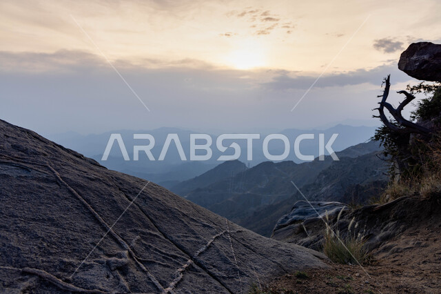 أنشطة وفعاليات عائليه متنوعة صيفيه ،القمم والمرتفعات الجبلية وقت غروب الشمس في منتزه الفرعاء السياحي المشهور في عسير، خلفية التضاريس الطبيعيه في المملكة العربيه السعوديه، منظر السماء المليئة بالسحب البيضاء