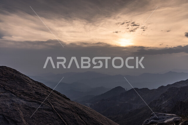 فعاليات وأنشطة عائليه متنوعة صيفيه ،القمم والمرتفعات الجبلية وقت غروب الشمس في منتزه الفرعاء السياحي المشهور في عسير،  خلفية التضاريس الطبيعيه في المملكة العربيه السعوديه، منظر السماء المليئة بالسحب البيضاء