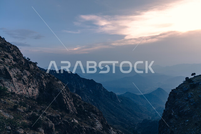 أنشطة وفعاليات صيفية عائليه متنوعة ،القمم والمرتفعات الجبلية وقت غروب الشمس في منتزه الفرعاء السياحي المشهور في عسير، خلفية التضاريس الطبيعيه في المملكة العربيه السعوديه، منظر السماء المليئة بالسحب البيضاء