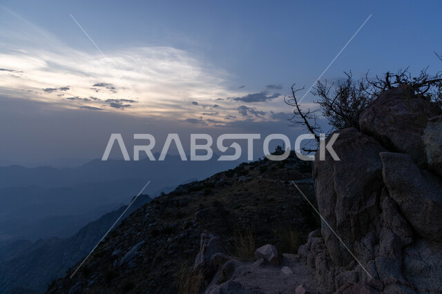 التشكيلات الصخرية على القمم والمرتفعات الجبلية وقت غروب الشمس في منتزه الفرعاء السياحي المشهور في عسير، فعاليات وأنشطة صيفية عائليه متنوعة ، خلفية التضاريس الطبيعيه في المملكة العربيه السعوديه، منظر السماء المليئة بالسحب البيضاء