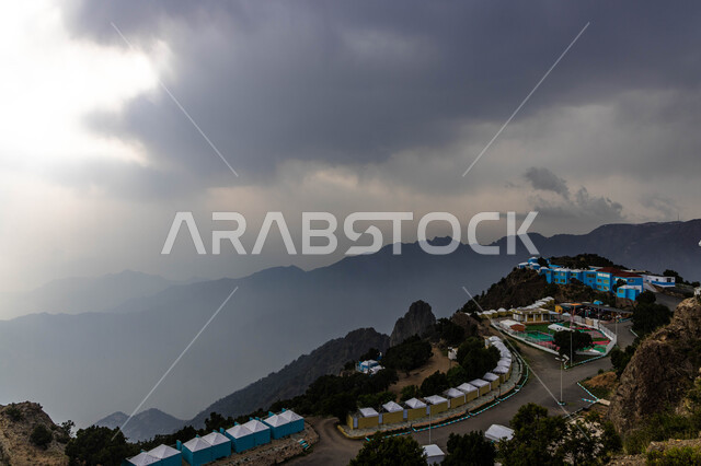 الأعشاب والأشجار والنباتات الخضراء في جبال المملكة العربية السعودية, مخيمات ومنتزهات خضراء في منطقة عسير، القمم والمرتفعات الطبيعية في منطقة السوده, الطريق الجبلي المطل على المناظر الطبيعية, معالم سياحية مشهورة