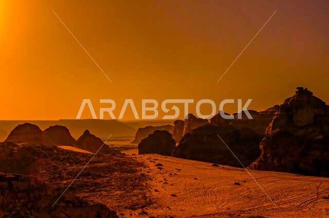 الكثبان الرملية الذهبية الناعمه وقت غروب الشمس، الأماكن السياحية التاريخية الأثرية المشهورة، التكوينات والتشكيلات الصخرية في مدينة العلا في المملكة العربية السعودية، المناظر الطبيعية في المناطق الصحراوية