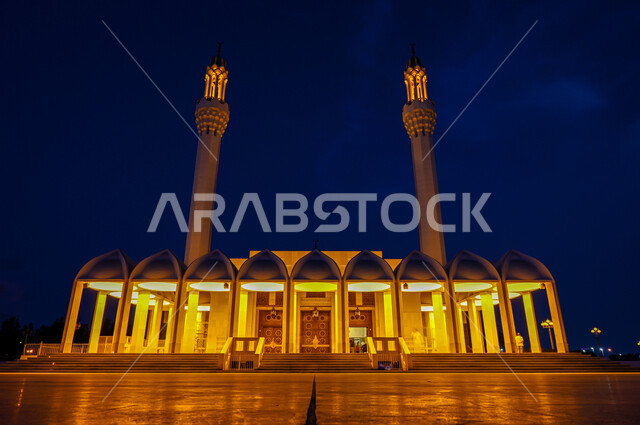 الجامع الكبير المضاء في وقت الليل في المملكة العربية السعودية, صورة مقربة لمسجد حسن عناني على كورنيش مدينة جدة, المعالم الدينية السياحية المشهورة, الفن الهندسي المعماري لتصاميم الجوامع في المملكة, العباده والتقرب من الله