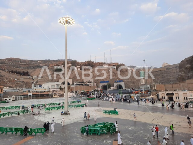 المدخل الخارجي لساحة مسجد الله الحرام, التجمع من كل انحاء العالم لأداء العبادات والتقرب الى الله, اماكن ومعالم دينية اسلامية مقدسة, الحجاج والمعتمرين القادمين الى مكة المكرمة في المملكة العربية السعودية