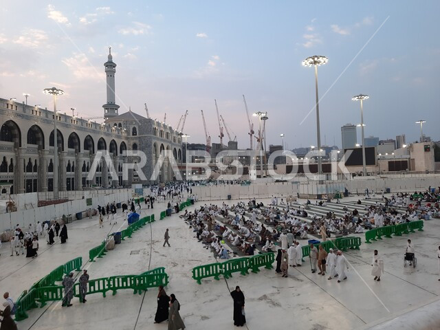 الفناء الخارجي داخل ساحة المسجد في مكة المكرمة, التجمع الاسلامي من كل انحاء العالم لأداء العبادات والتقرب الى الله, اماكن ومعالم دينية اسلامية مقدسة, الحجاج والمعتمرين في الساحة الخارجية لبيت الله الحرام